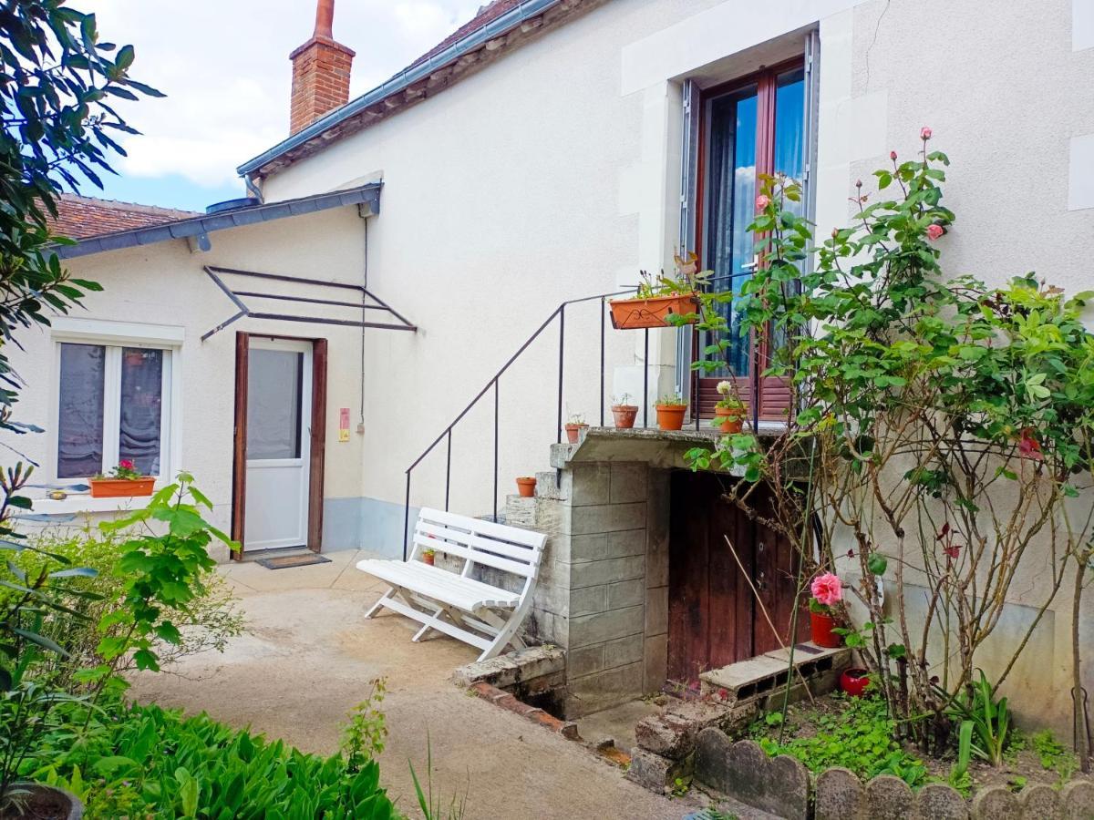 Petite Maison Etape Loire A Velo Ou Compostelle Mosnes Exterior photo